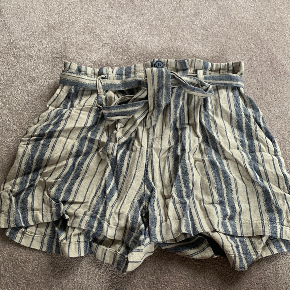 Very cute stripped flowy shorts